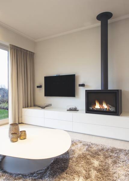 cheminée cubique avec intégration TV pour ensemble home cinéma à Gradignan