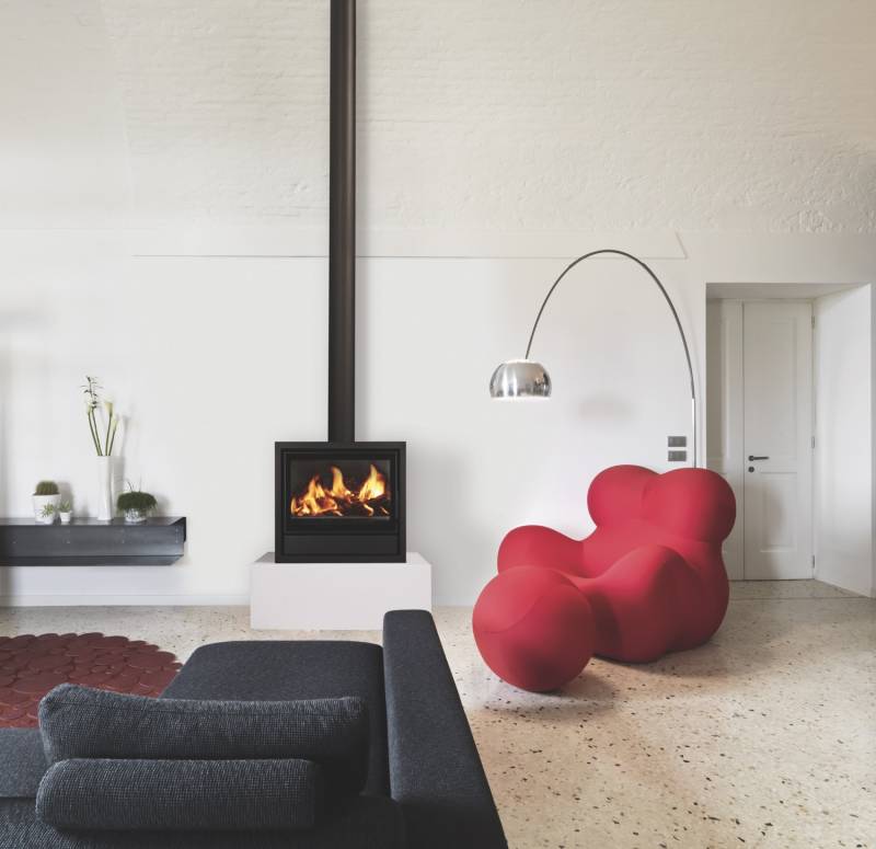 Petit poêle cheminée sur un banc en granit pour petit espace